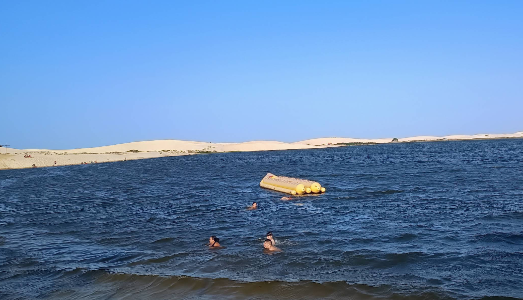 Turistas se refrescando na Lagoa do Portinho