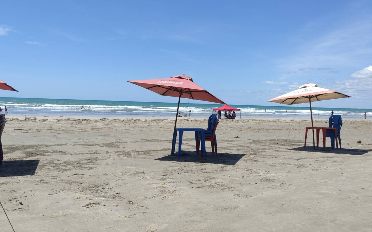 Barracas de praia nas areias da praia de Atalaia