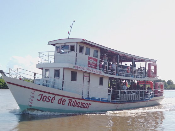 Barco José de Ribamar fazendo excursão com turistas pelo Delta do Rio Parnaíba