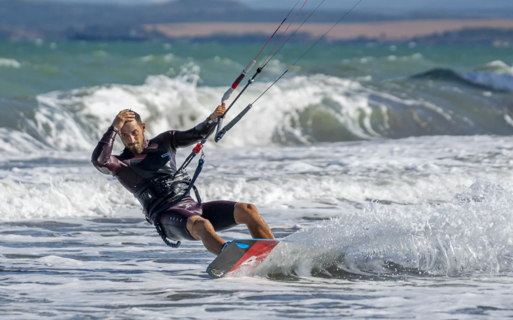 Rapaz praticando o Kitesurf