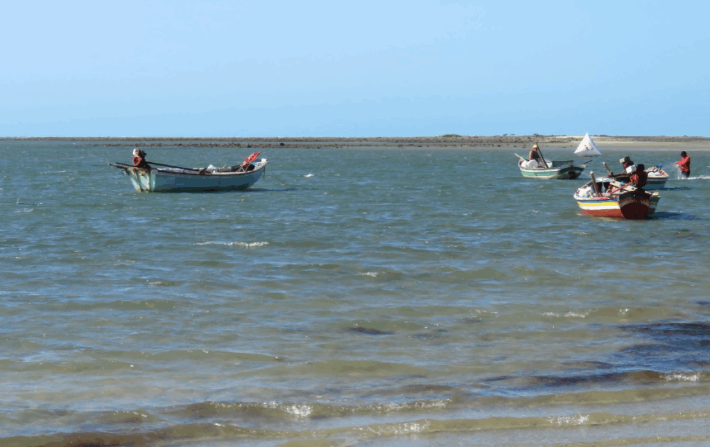Pescadores preparando os seus barcos para a pesca em Barra Grande