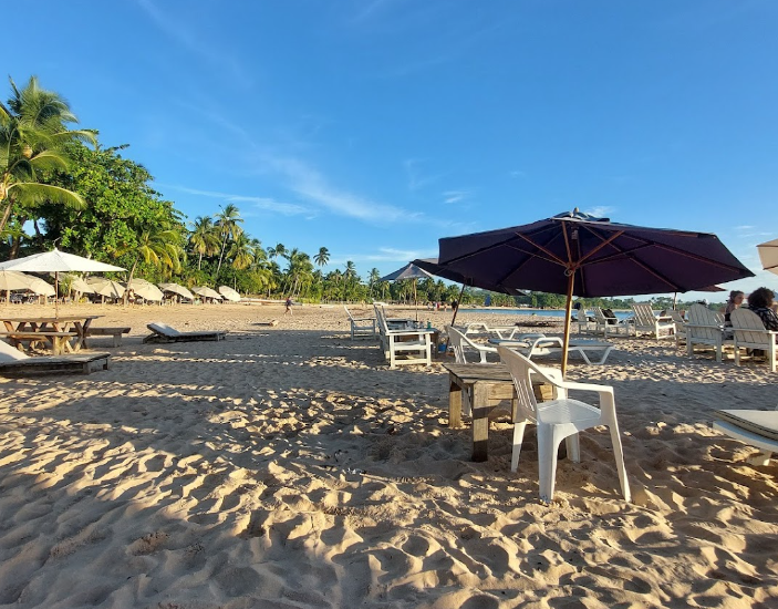 Barracas montadas na areia de Barra Grande