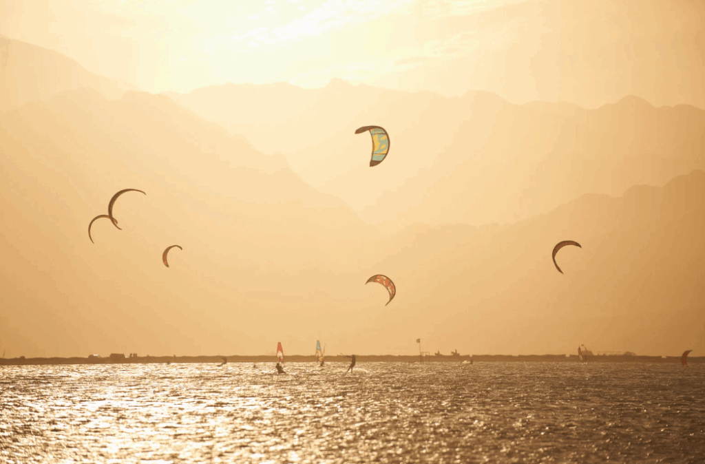 Kitesurf sendo praticado ao entardecer