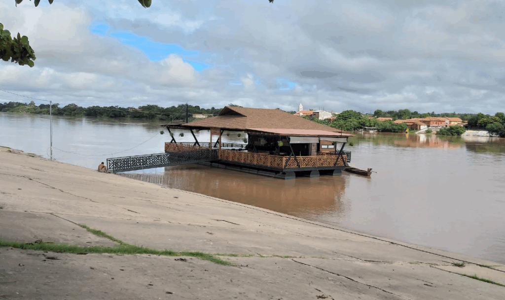 Cais à beira rio em Floriano - Pi