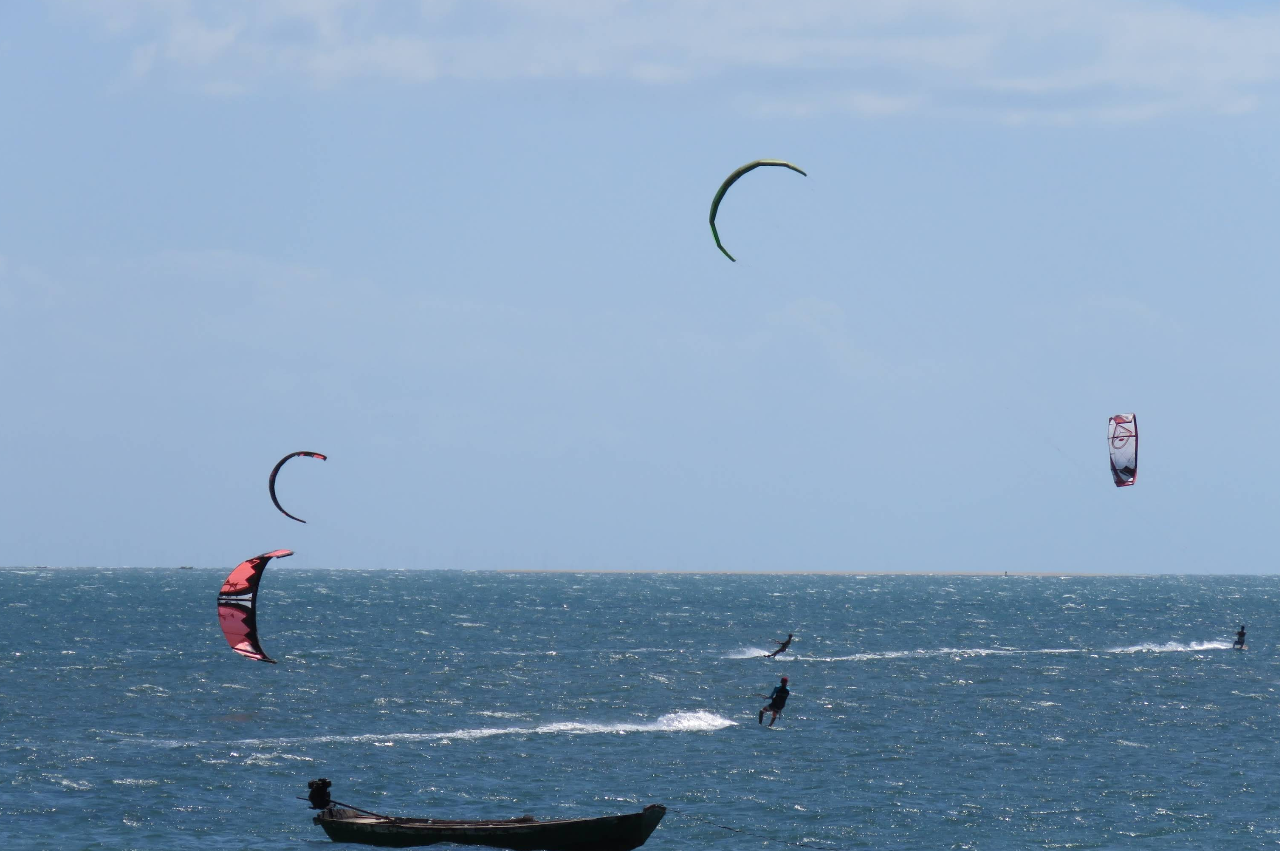 Praticantes de Kitesurf em Barra Grande