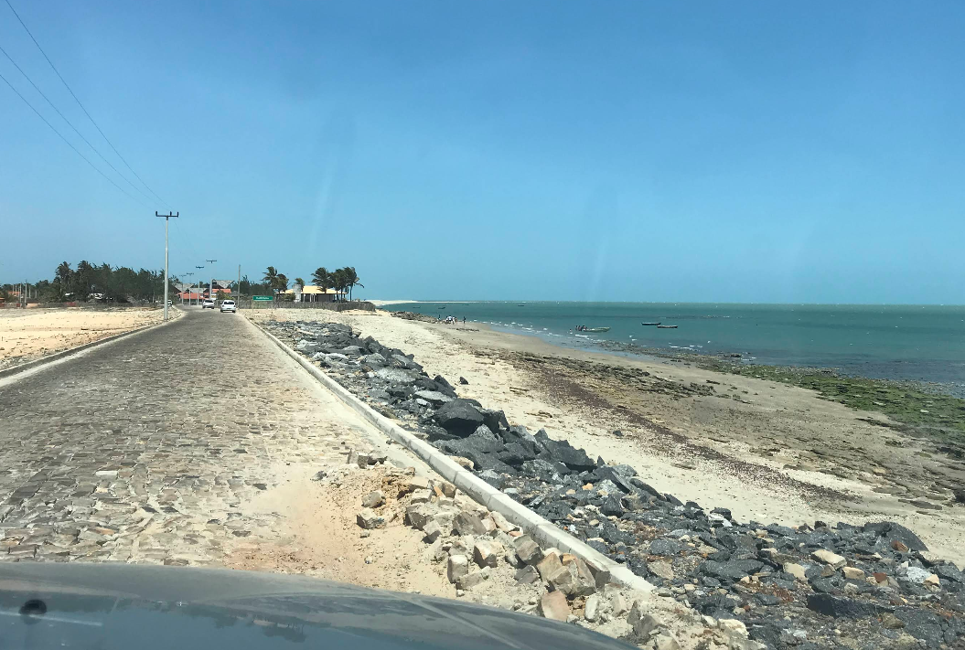 Caminho de calçamento a beira da praia de Barra Grande