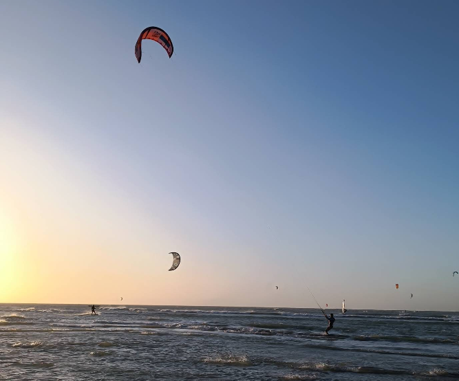 Kitesurf sendo praticado na praia de Macapá, Camocim - CE